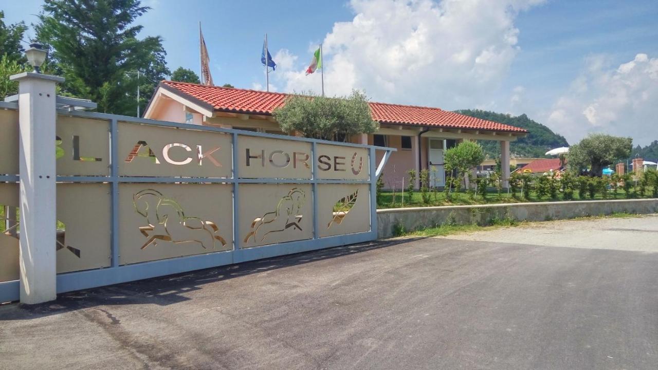 Millesimo Relais Black Horse מראה חיצוני תמונה